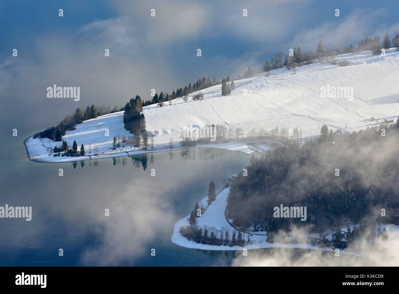 Vista la penisola Zwergern sulla riva del Walchensee, con la piccola cappella di San Margareth. Foto Stock