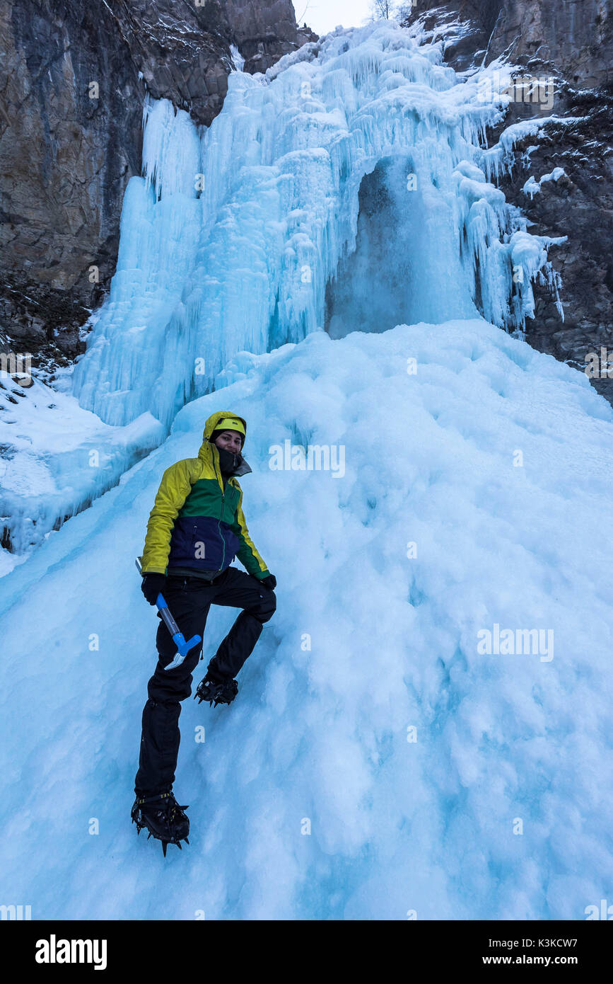 Turistica arrampicata con ferro e pick in cascata Gössnitz in Hohe Tauern, Austria. Foto Stock