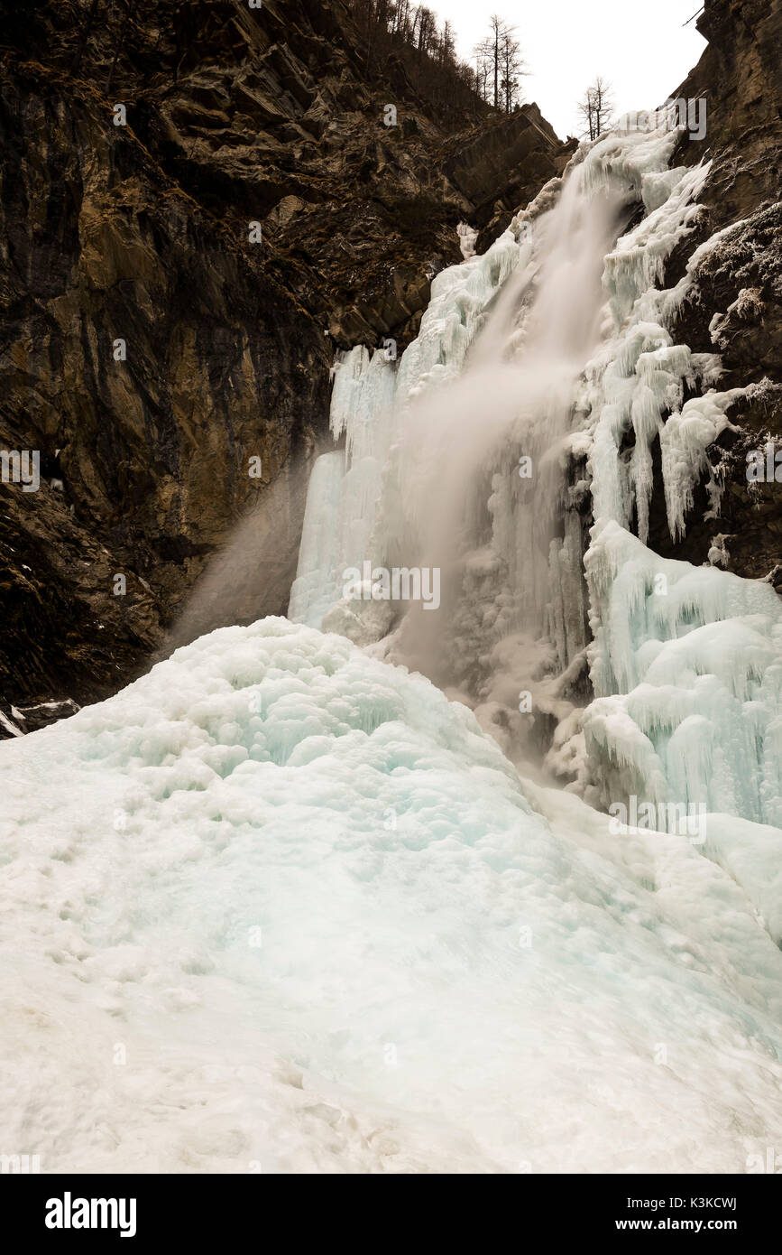 In congelati e ghiacciata Gössnitz cascata acqua cade verso il basso. Foto Stock