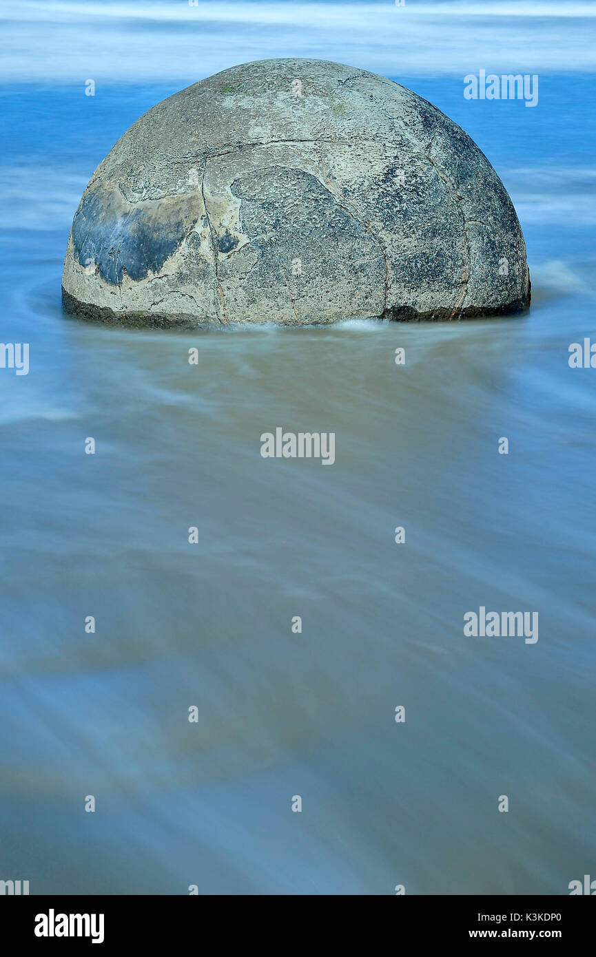 Il Moerakiboulders sulla Nuova Zelanda costa. La grande sfera di pietra la cui genesi non viene cancellato ancora completamente. Foto Stock