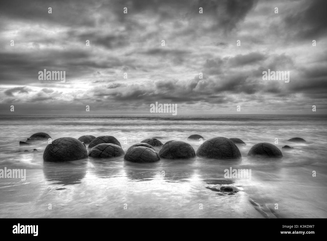Il Moerakiboulders sulla Nuova Zelanda costa. La grande sfera di pietra la cui genesi non viene cancellato ancora completamente. Foto Stock