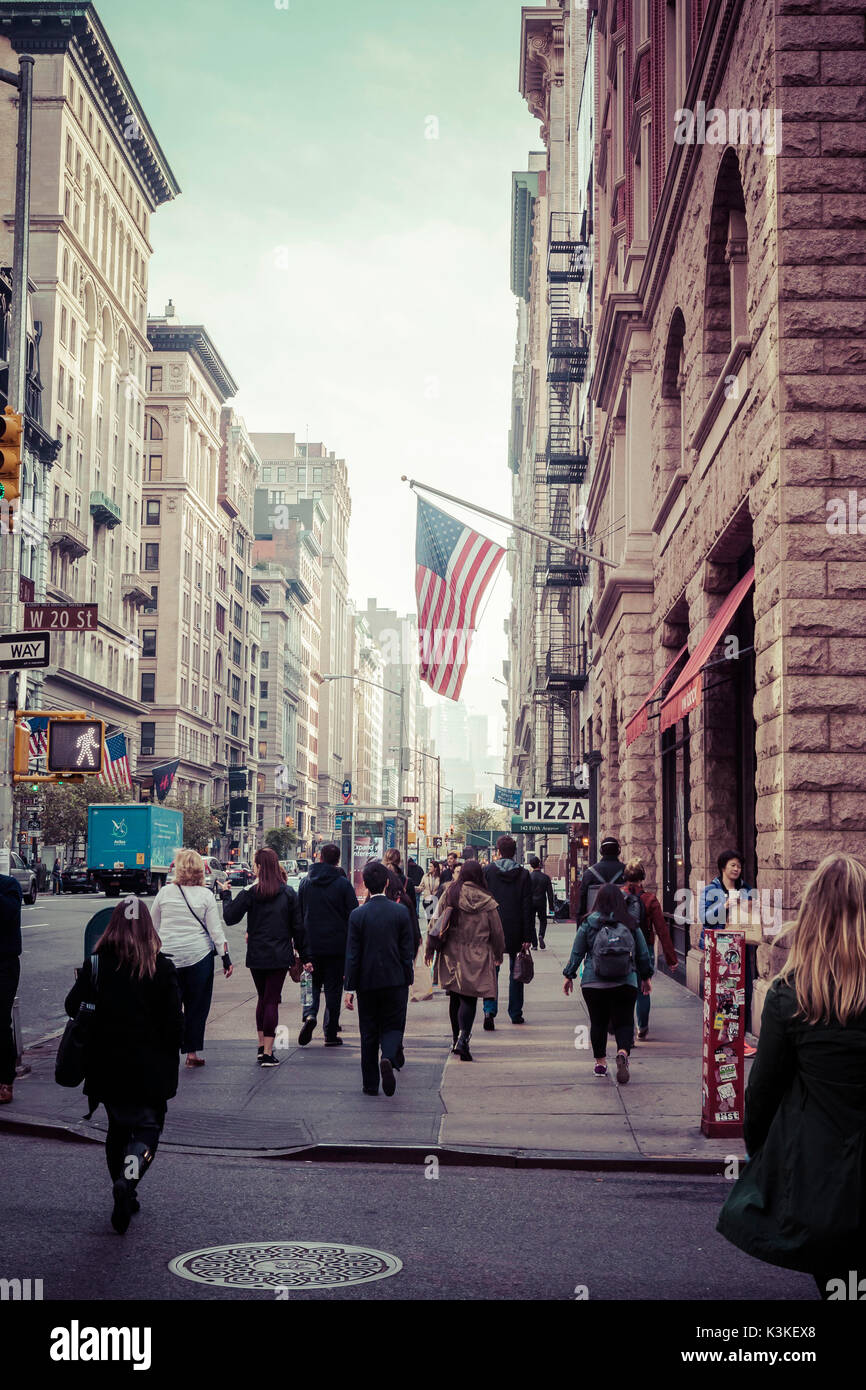 Tipiche vie di NY, America bandiera, gente occupata e il traffico a 5th Ave, Manhattan, New York, Stati Uniti d'America Foto Stock