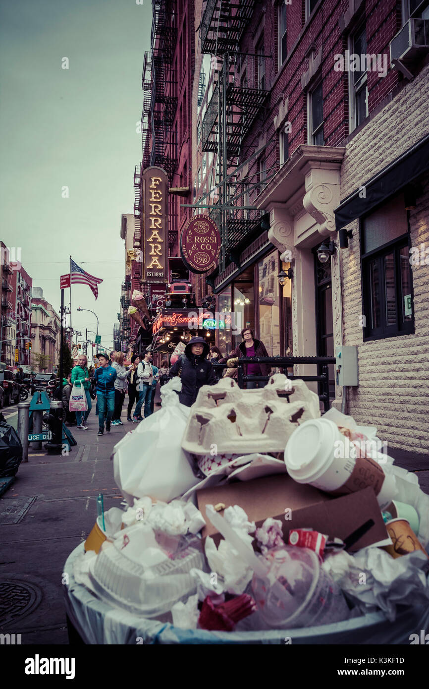 Garbage Dump, Streetview con America Bandiera e pedoni in Little Italy, Manhattan, New York, Stati Uniti d'America Foto Stock