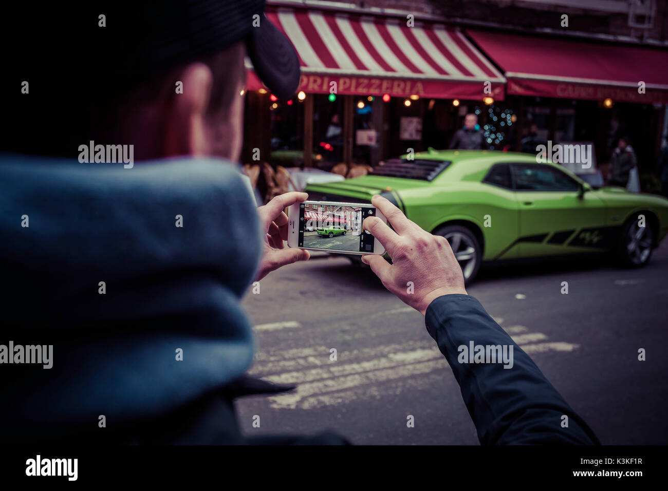 Prendendo la foto di un verde Chevrolet Camaro, davanti a una pizzeria, Little Italy, Manhattan, New York, Stati Uniti d'America Foto Stock