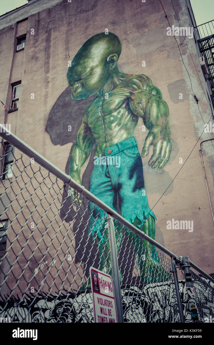 Backyard scena graffiti di una superpotenza verde baby, Little Italy, Manhattan, New York, Stati Uniti d'America Foto Stock