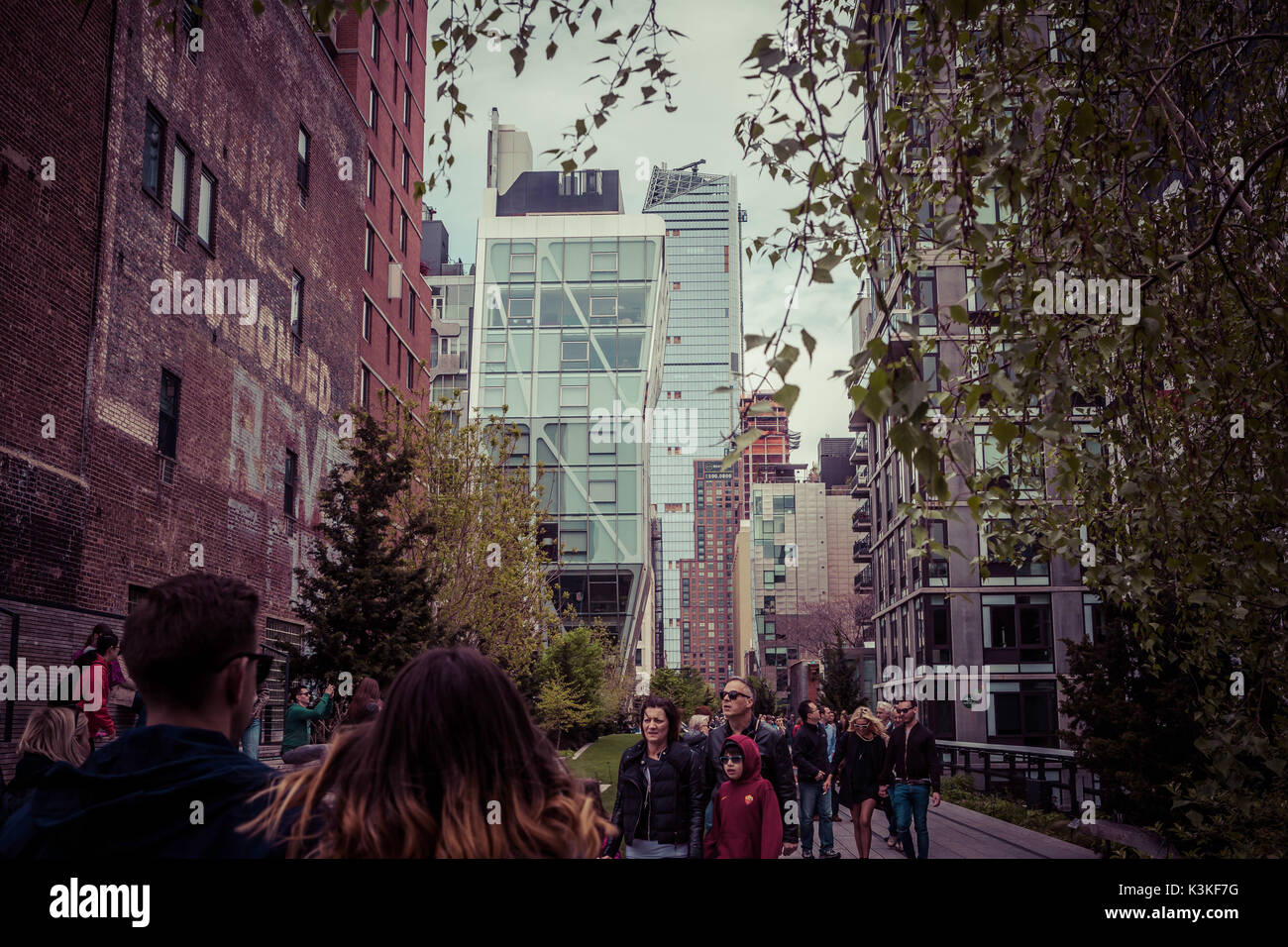 La linea alta è un parco pubblico costruito su un nolo storica linea ferroviaria elevato sopra le strade di Manhattan sul lato ovest. Chelsea Art District, attrazione turistica e la linea di vita di New York, Manhatten, STATI UNITI D'AMERICA Foto Stock