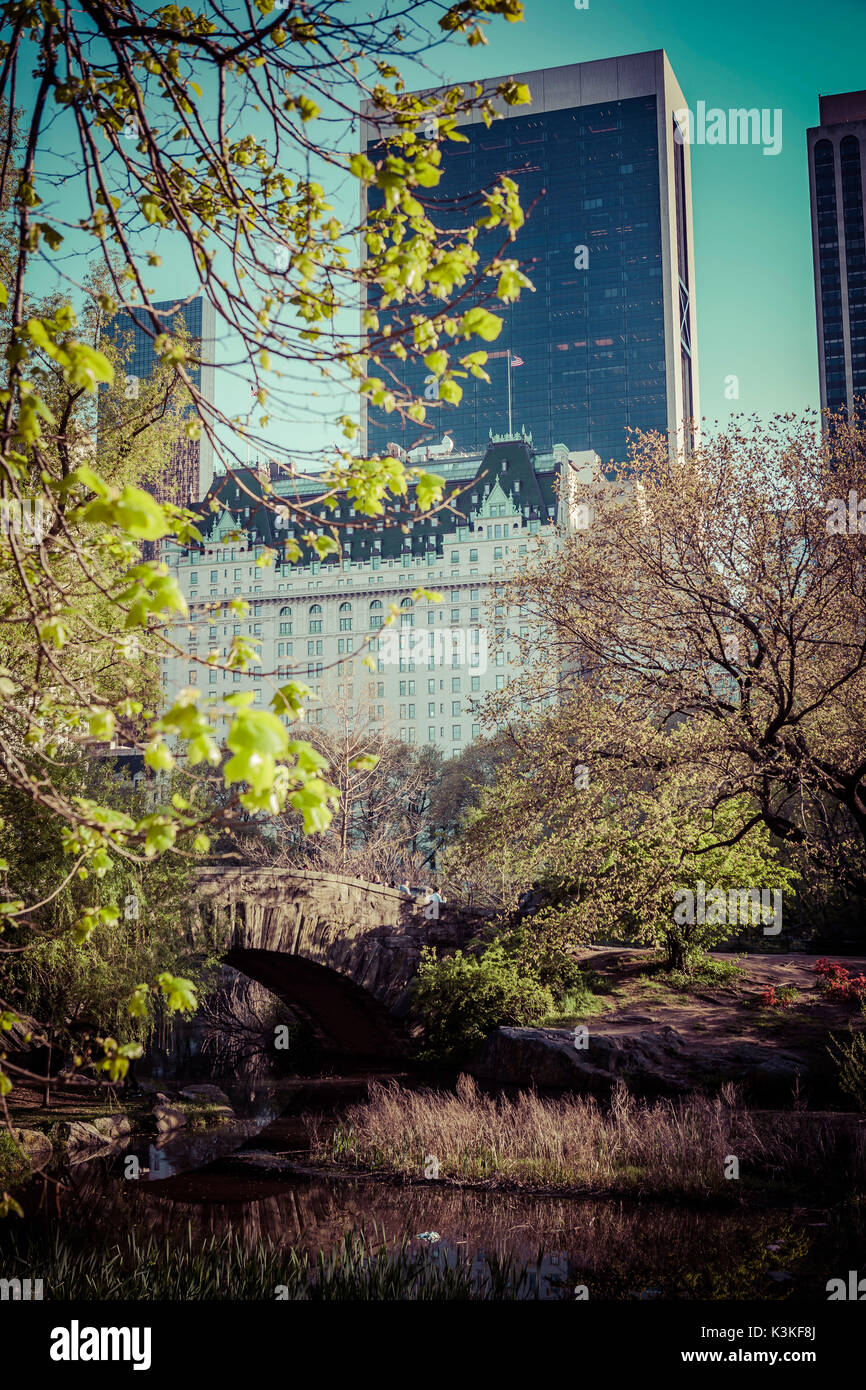Foto preferite scena, Gabstow ponte davanti a moderni grattacieli, Central Park, Manhattan, New York, Stati Uniti d'America Foto Stock