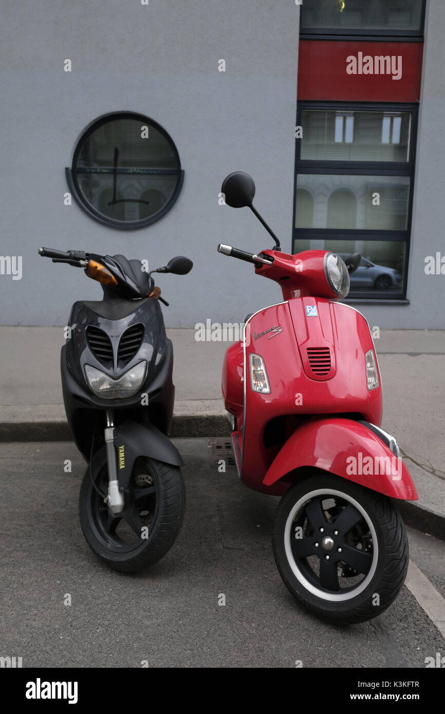 Europa Austria, Vienna, capitale, nero e rosso scooter Foto Stock