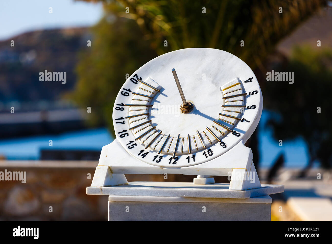 Orologio solare al porto della città di Ermoupoli in Syros Island, Cicladi Grecia. Ermoupolis è una città e ex comune sull'isola di Syros. Foto Stock