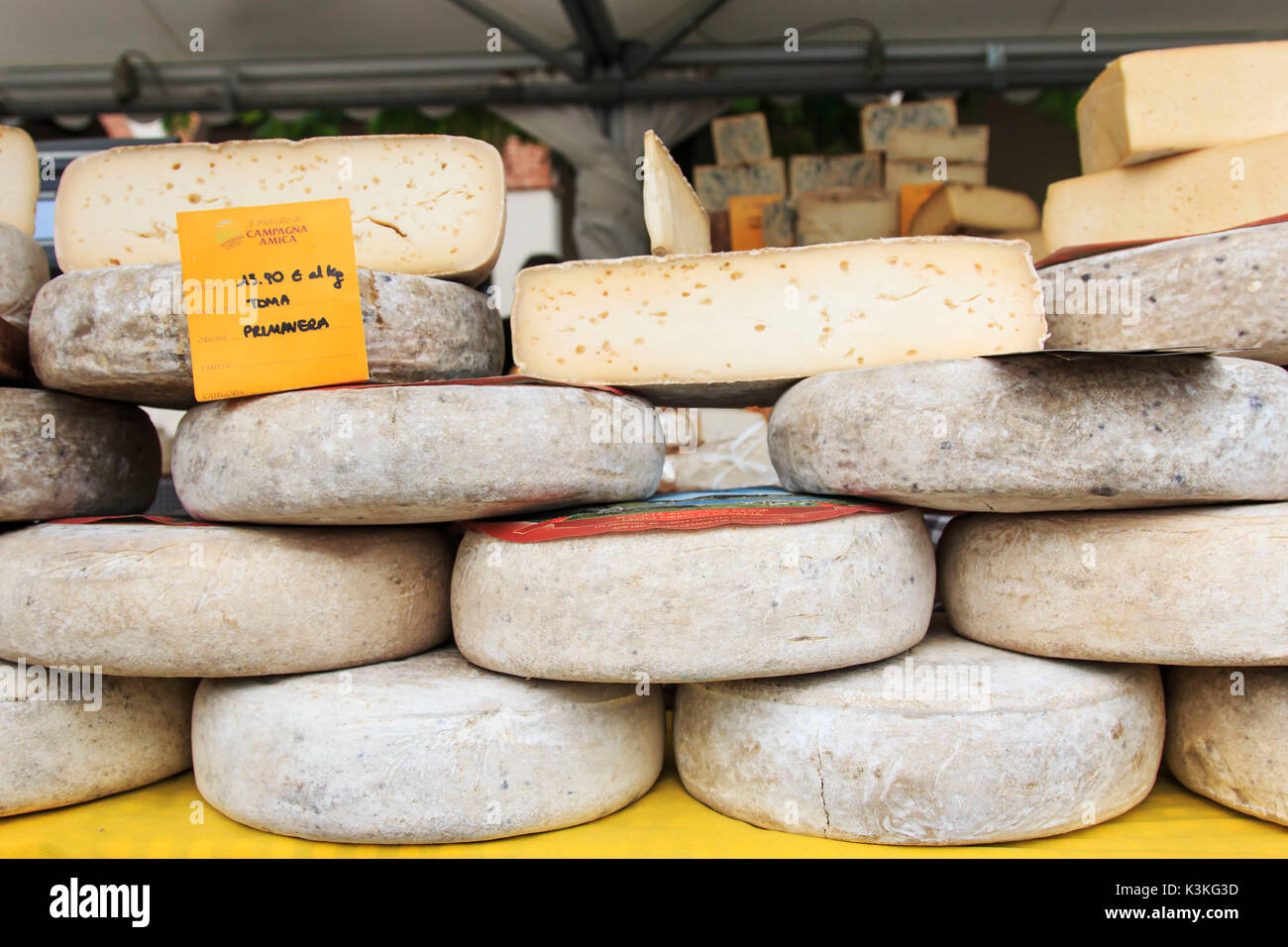 Vista dettagliata del formaggio italiano con rispetto i cartellini del prezzo a Moncalvo fiera del tartufo. Foto Stock