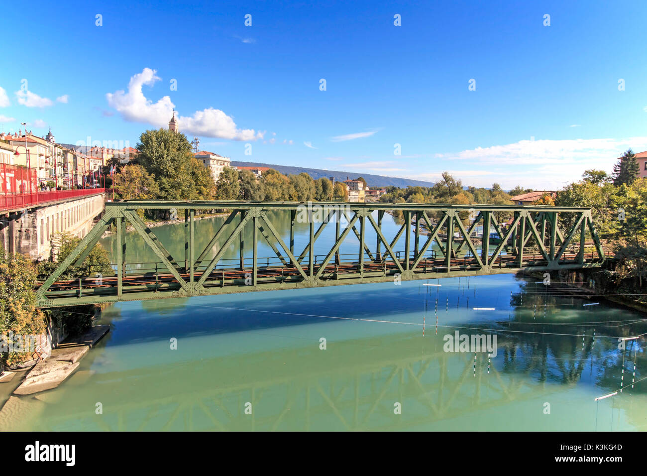 La Dora Baltea e Ivrea cityscape in Piemonte, Italia Foto Stock
