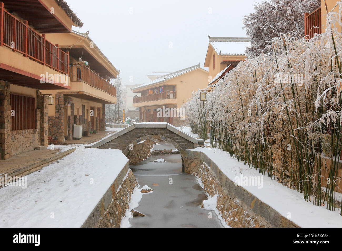 Centro città ricoperta di neve in Da Shan Bao Yunnan, Cina Foto Stock