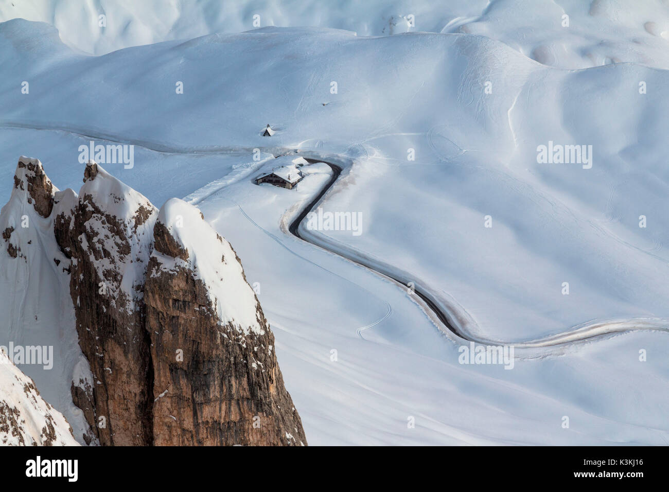 L'Europa, Italia, Veneto, Belluno. La parte superiore del Passo Giau come visto dal monte Nuvolau in inverno, Dolomiti Foto Stock