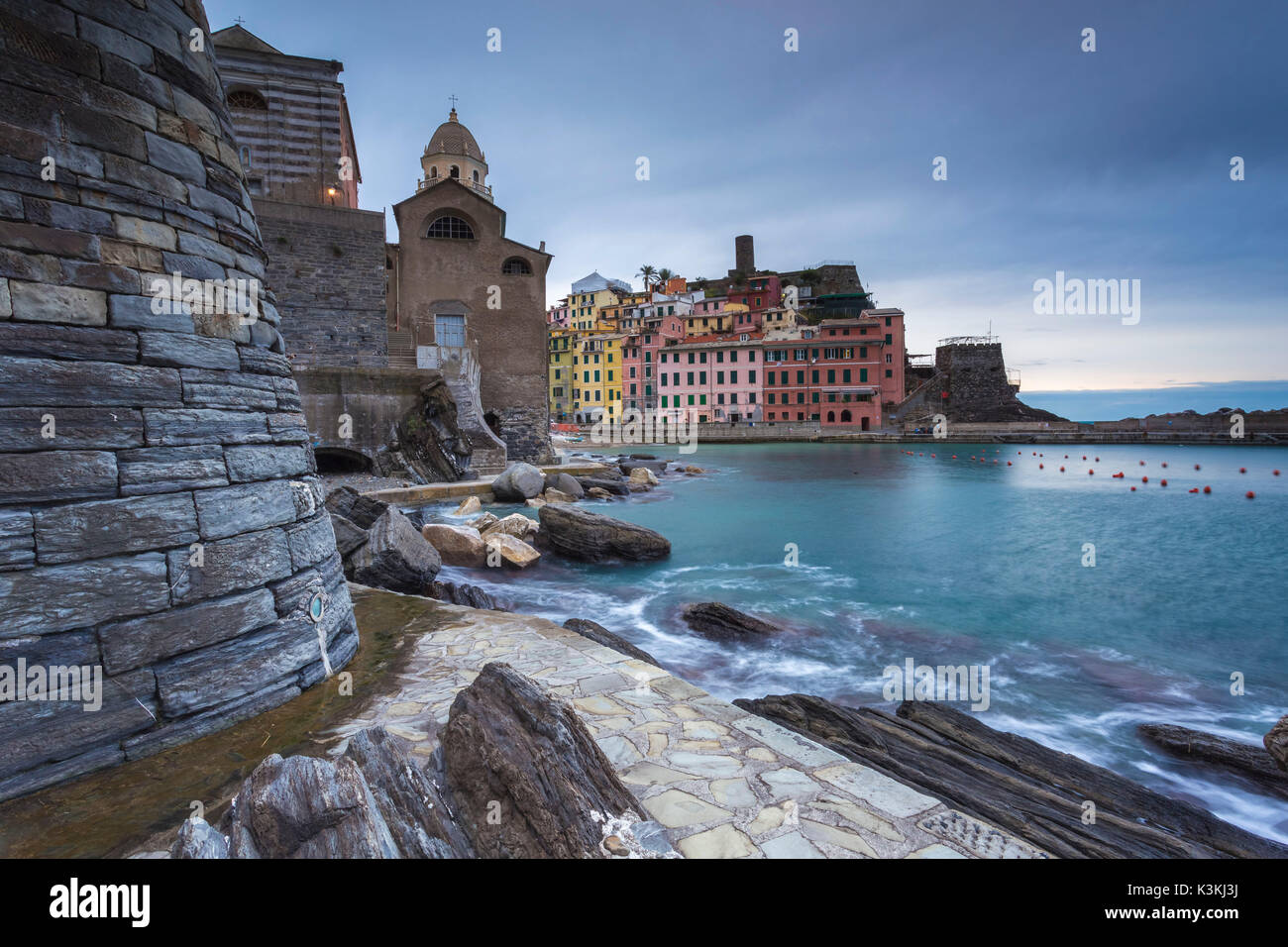 Nuvoloso alba nel porto del villaggio di Vernazza, il Parco Nazionale delle Cinque Terre, provincia di La Spezia, Liguria, Italia. Foto Stock