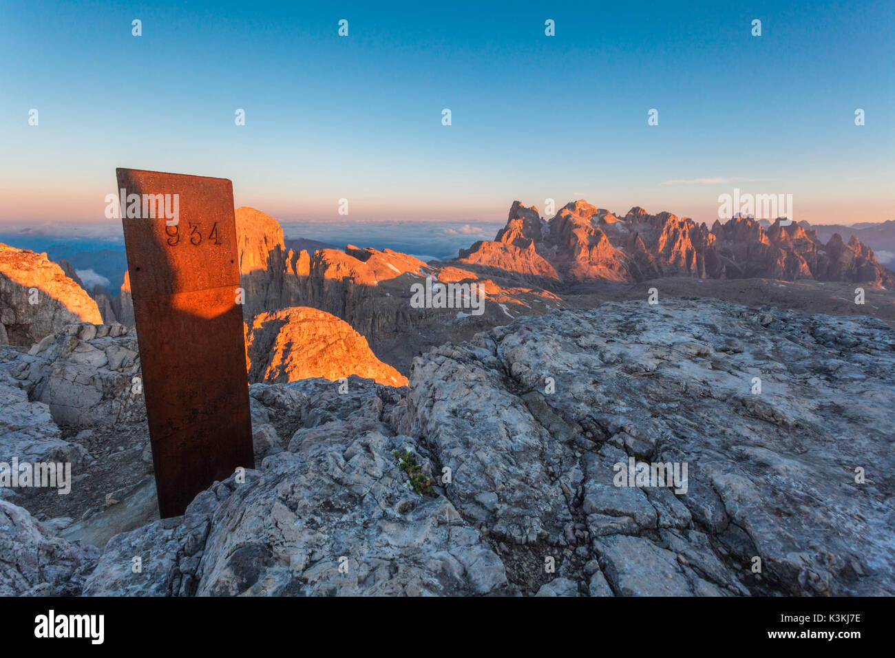 L'Europa, Italia, Trentino, Trento. Alba dalla Cima della Fradusta, Pale di San Martino e Dolomiti Foto Stock