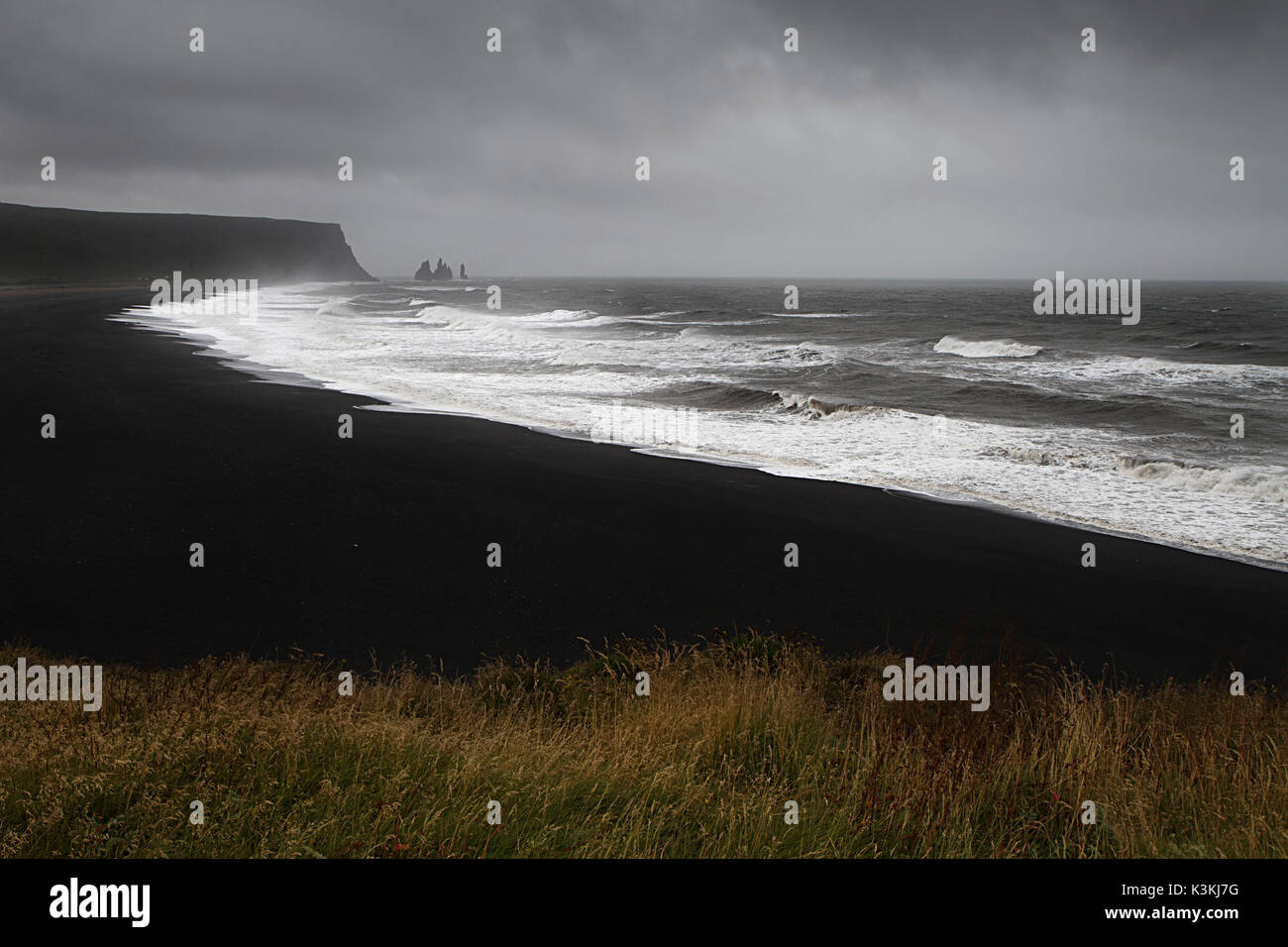 La cenere nera spiaggia di Vik, Islanda, in un giorno di tempesta. Foto Stock