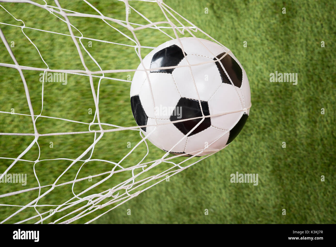 Close-up di un pallone da calcio in Net Foto Stock