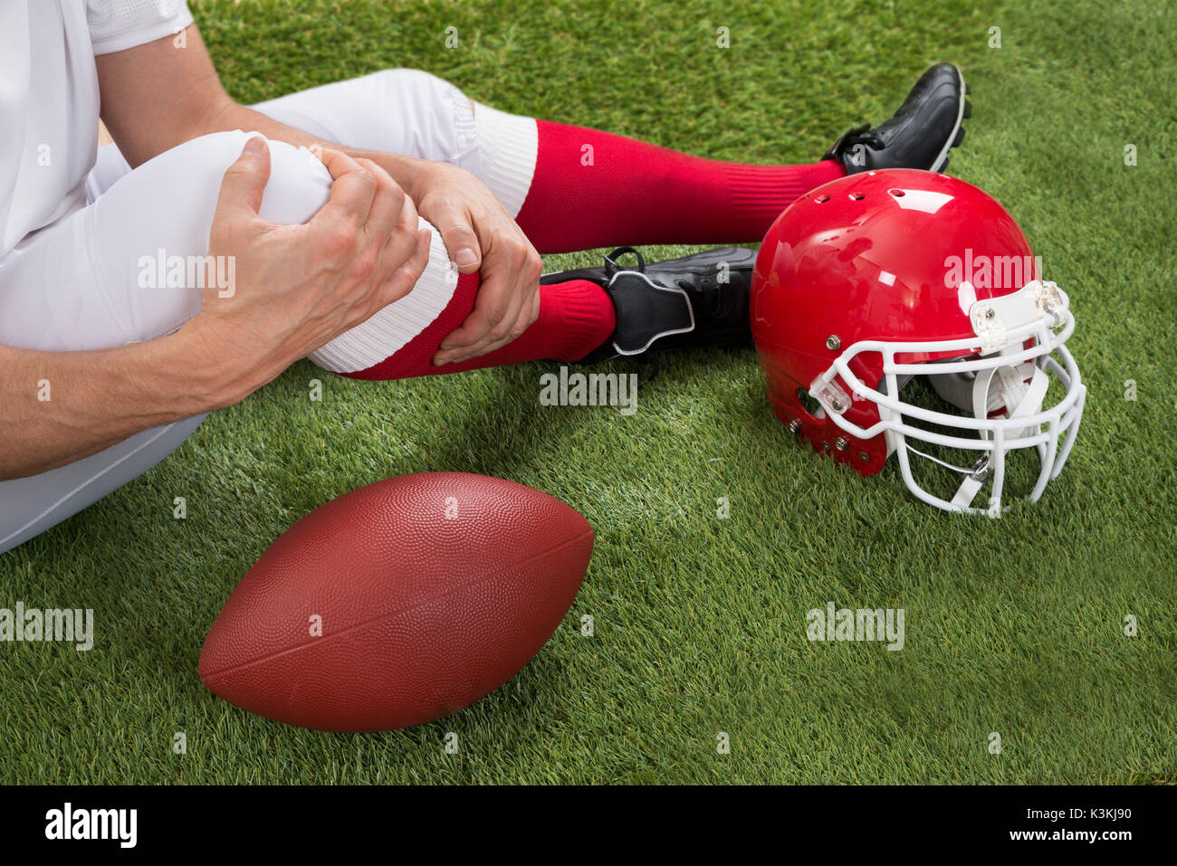 Close-up di feriti giocatore di football americano sul campo Foto Stock