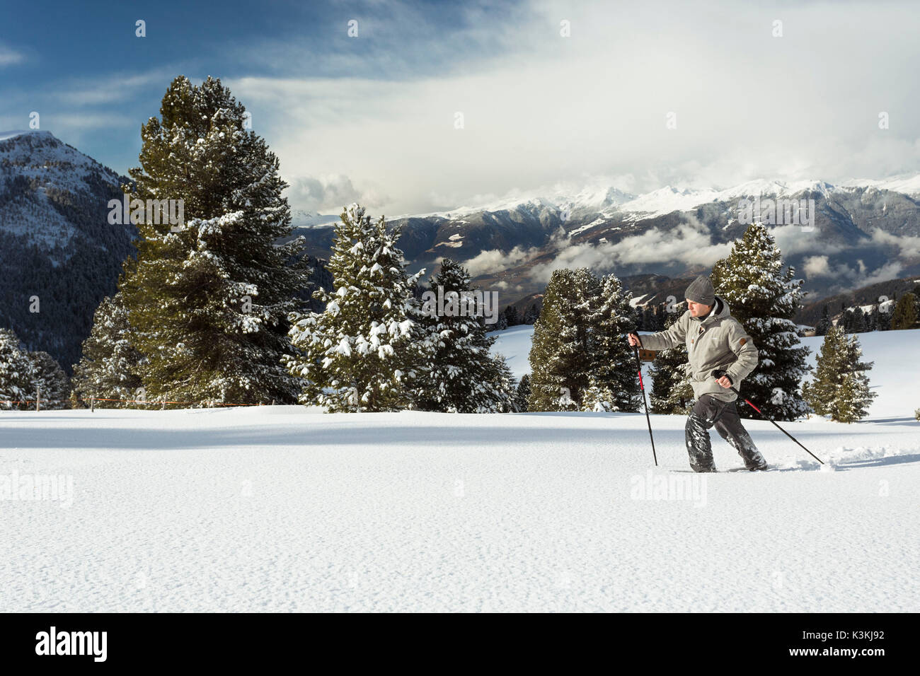 Un escursionista con racchette da neve in neve fresca lungo la Adolf Munkel Weg, uno dei più belli in rotta Villnössertal della provincia di Bolzano, Trentino Alto Adige, Alto Adige, Italia, Europa. Foto Stock