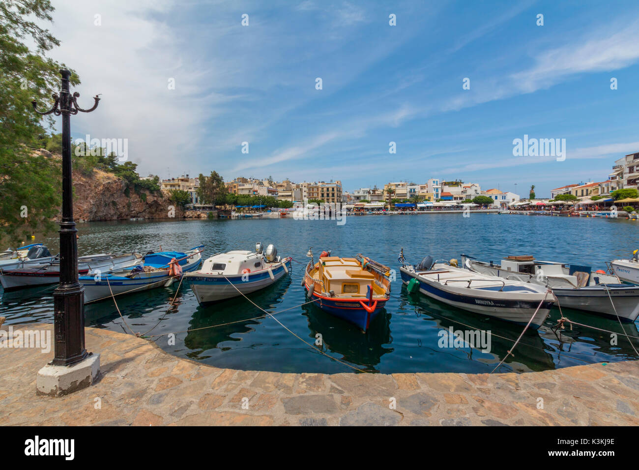 Barche ormeggiate nel porto di Agios Nikolaos, Creta, Grecia Foto Stock