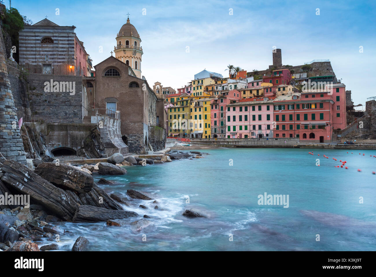 Nuvoloso alba nel porto del villaggio di Vernazza, il Parco Nazionale delle Cinque Terre, provincia di La Spezia, Liguria, Italia. Foto Stock