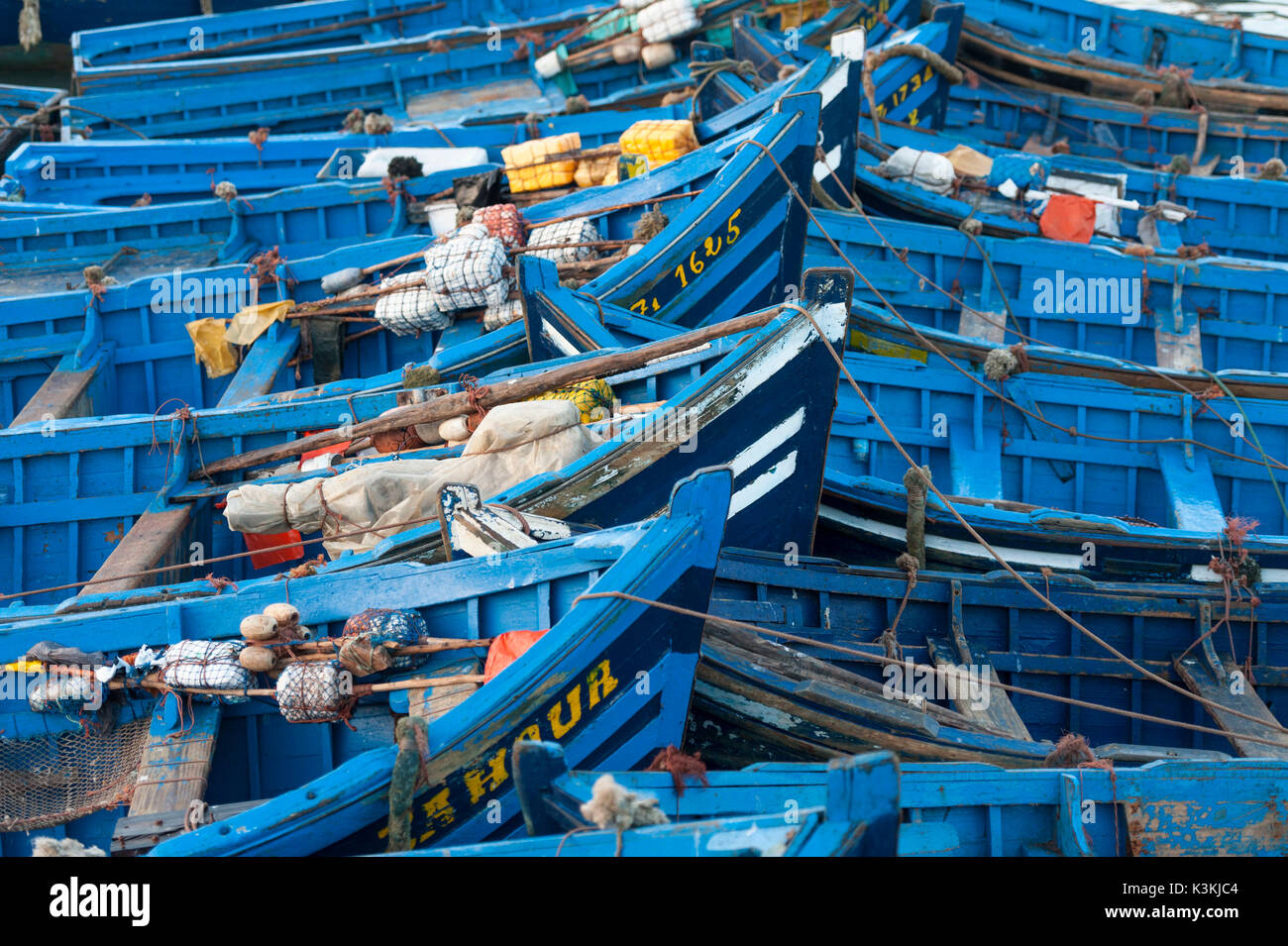 Porto, Essaouira, Marocco. Tipico blu portoghese barche ormeggiate nel porto. Foto Stock