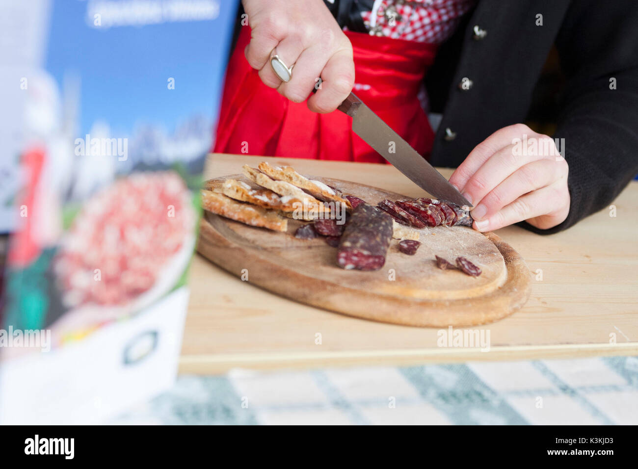 Un modello è il taglio di un pezzo di un tipico salame artigianale da Alto Adige, Provincia Autonoma di Bolzano, Trentino Alto Adige, Italia, Europa Foto Stock