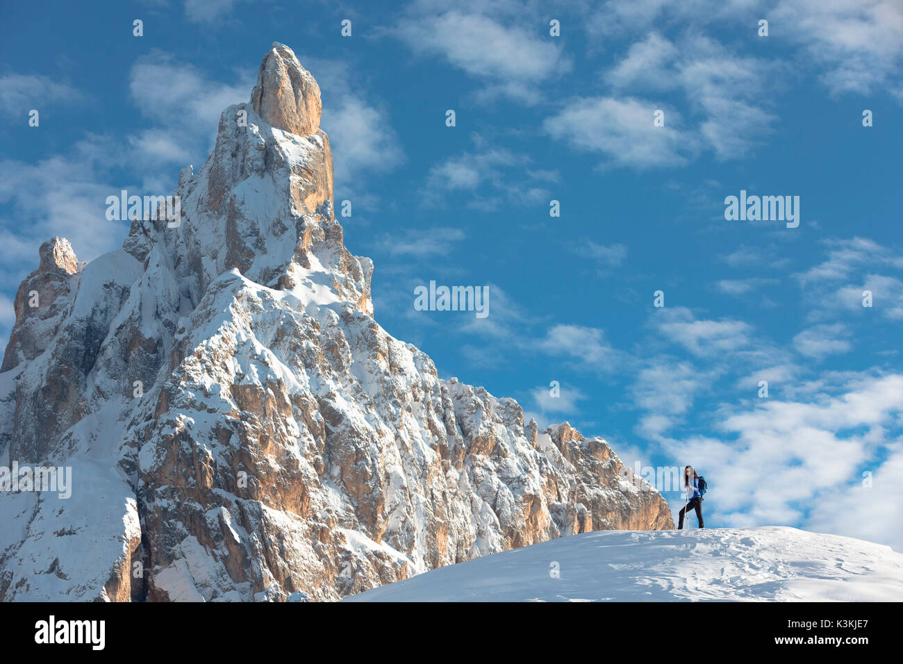 Veduta invernale del Cimon della Pala pick con un modello durante un inverno trekking, Pale di San Martino, in provincia di Trento, Trentino, Italia, Europa Foto Stock