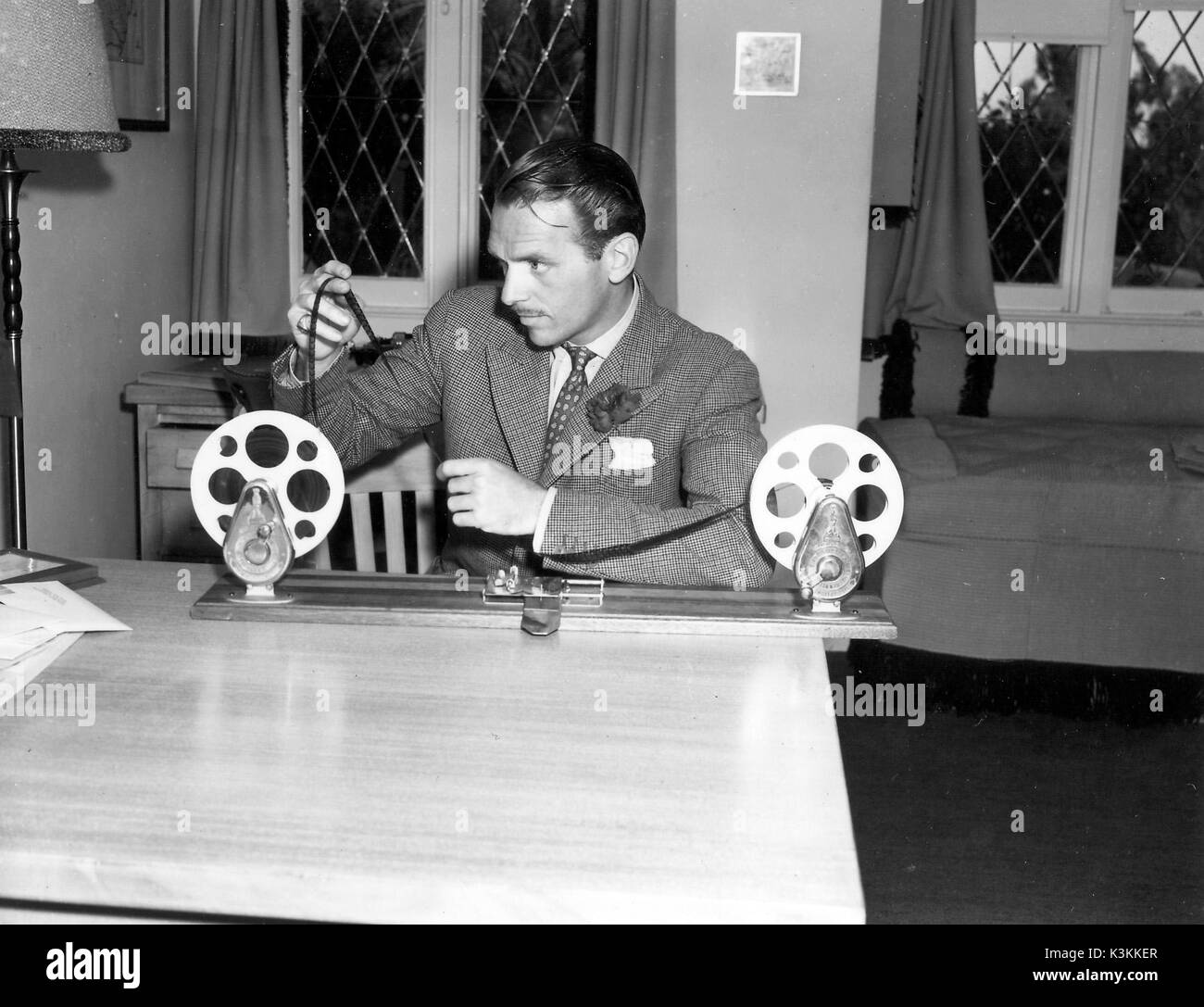 Attore di cinema, Douglas Fairbanks Jr, a casa guardando alcune 16mm filmati amatoriali Foto Stock