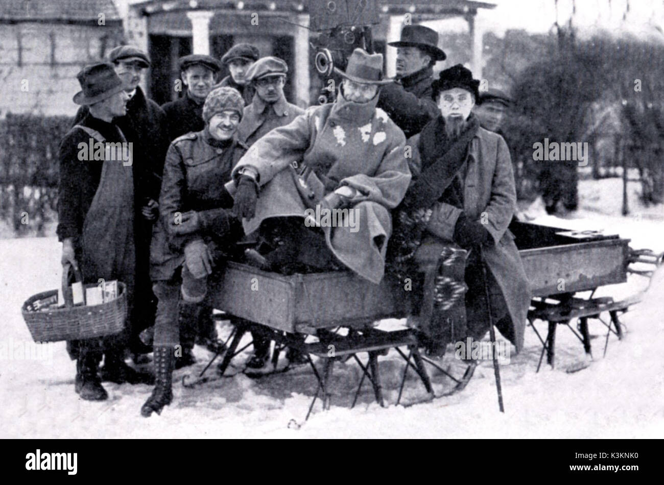 WAY DOWN EAST DIRETTO DA DW Griffith - visto CENTRO IN HOMBURG cappello e il cappotto pesante - sulla posizione data: 1920 Foto Stock