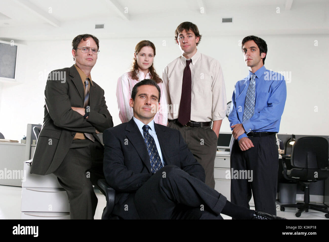 L'Ufficio aka UFFICIO: un AMERICAN WORKPLACE Rainn Wilson come Dwight Schrute, Jenna Fischer come Pam Beesly, John Krasinksi come Jim Halpert, BJ Novak come Ryan Howard (centro) Steve Carrell come Michael Scott data: 2005 Foto Stock