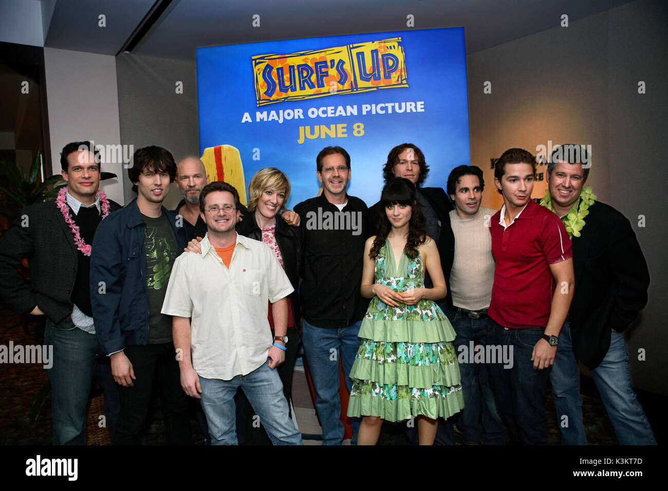 SURF'S UP [US 2007] [L-R] DIEDRICH BADER, Jon Heder, Jeff Bridges, il produttore Chris Jenkins, DANA BELBEN, Direttore Chris Buck, Zooey Deschanel, Direttore Ash Brannon, MARIO CANTONE, Shia Labeouf e Sony Pictures di Yair Landau al Surf's Up Estate Premere Sneak Peek, tenutasi il 8 marzo 2007 a Sony Pictures Studios. Data: 2007 Foto Stock
