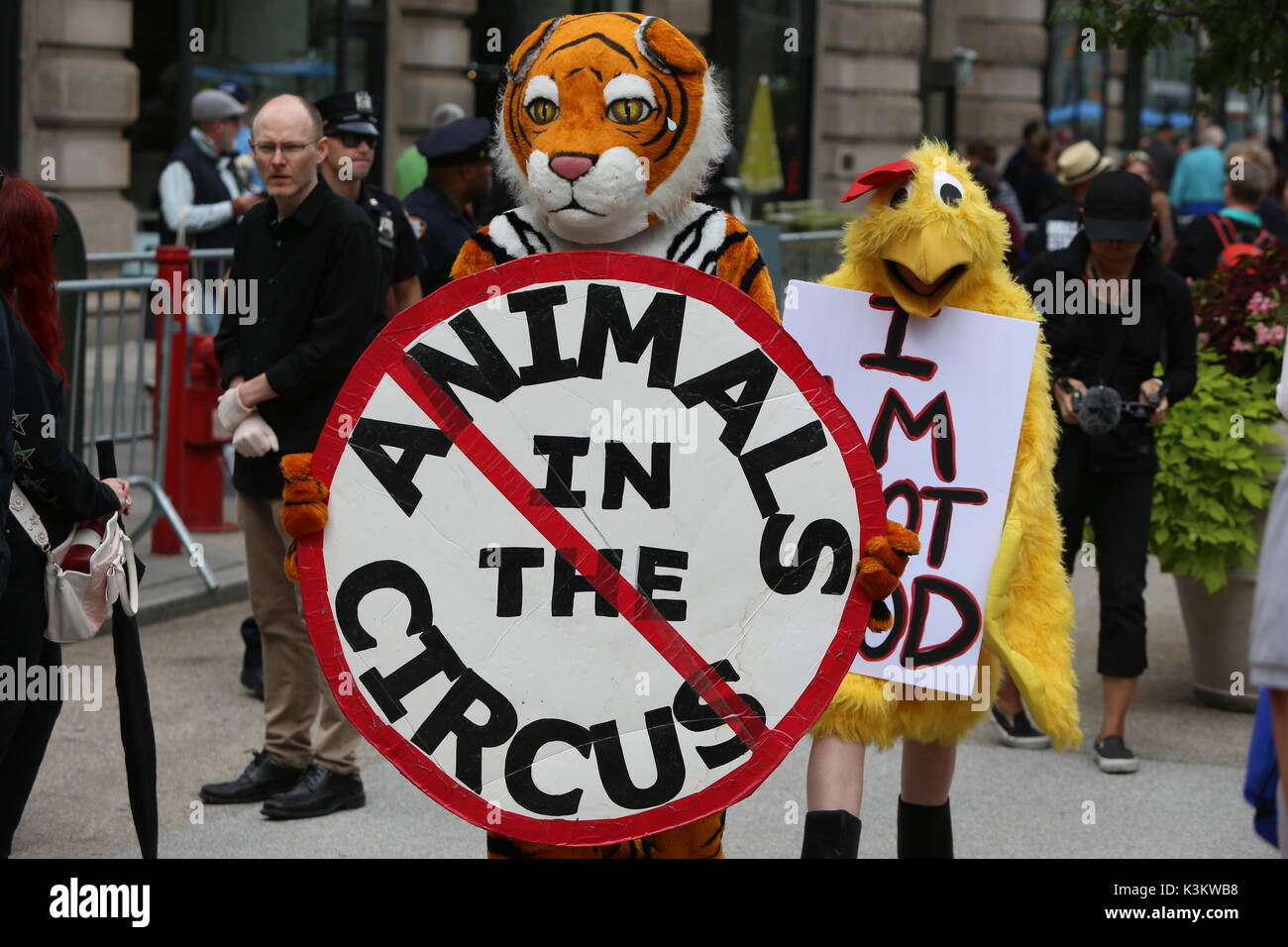 Manhattan, Stati Uniti. 02Sep, 2017. Una coalizione di diritti degli animali, vegan & attivisti ambientali raccolse lungo Broadway & 23rd Street prima di marciare in centro per protestare contro la sperimentazione animale macellazione industrializzata, lo sfruttamento degli animali nelle carrozze & in generale. Dopo gli interventi per chiedere la fine di carne e prodotti lattiero-caseari, dimostranti ha proceduto lungo Broadway voce downtown. Credito: Andy Katz/Pacific Press/Alamy Live News Foto Stock