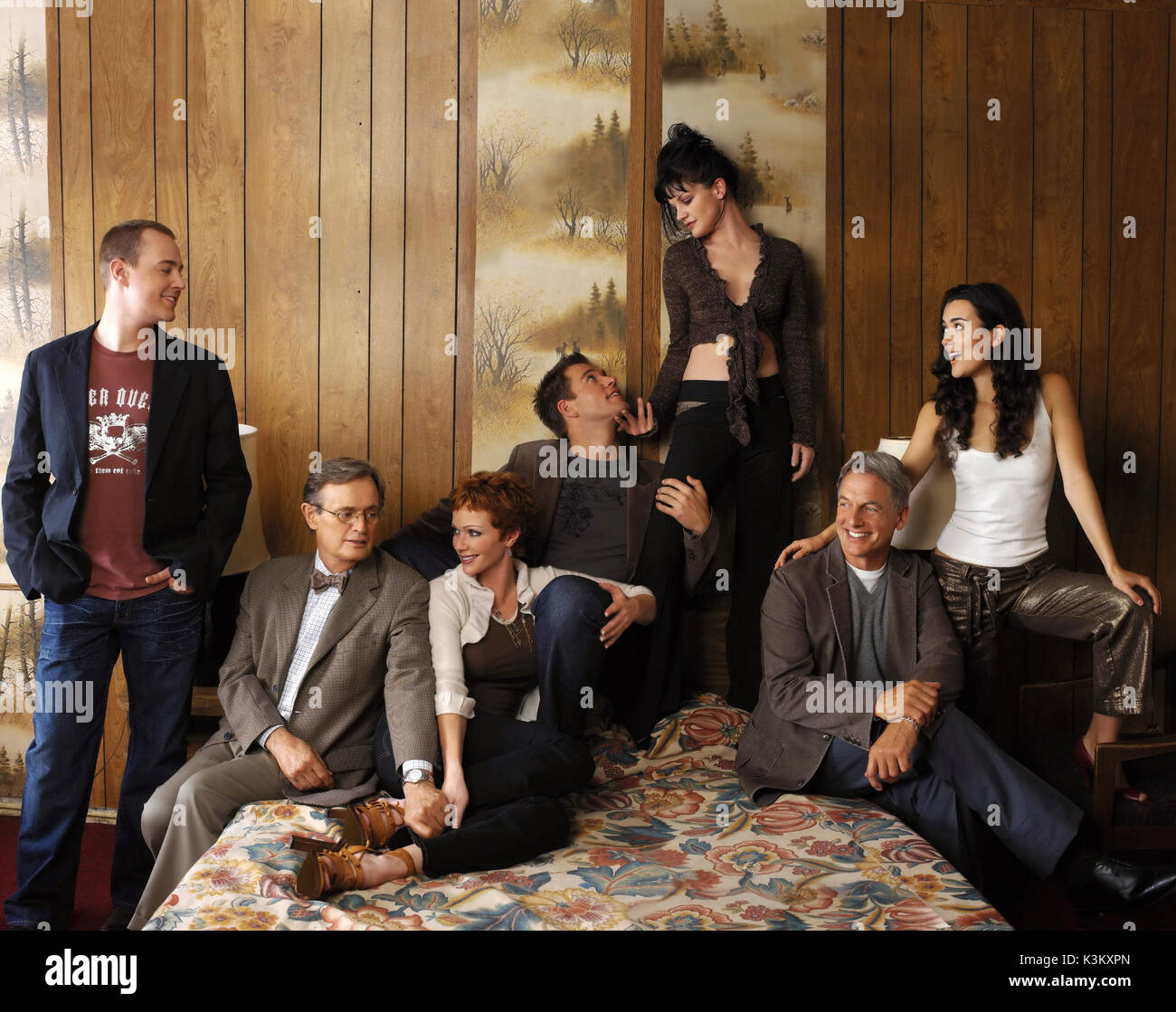 NAVY NCIS : criminale navale servizio investigativo aka NCIS SEAN MURRAY come agente speciale Timothy McGee, DAVID MCCALLUM come Dr. Donald Mallard, LAUREN HOLLY come NCIS Director Jenny Shepard, MICHAEL WEATHERLY come agente speciale Anthony DiNozzo, PAULEY PERRETTE come Abbey Sciuto, MARK HARMON come agente speciale Jethro Gibbs, COTE DE PABLO come Ziva David Data: 2003 Foto Stock