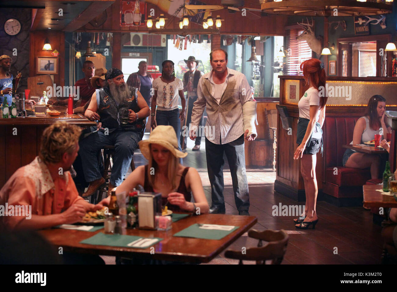 TRUE BLOOD serie,2 / episodio,7 / Release Me NELSAN ELLIS come Lafayette Reynolds, MEHCAD BROOKS come uova, RUTINA WESLEY Tara Thornton, CHRIS BAUER come Andy Bellefleur, CARRIE PRESTON come Arlene Fowler data: 2008 Foto Stock