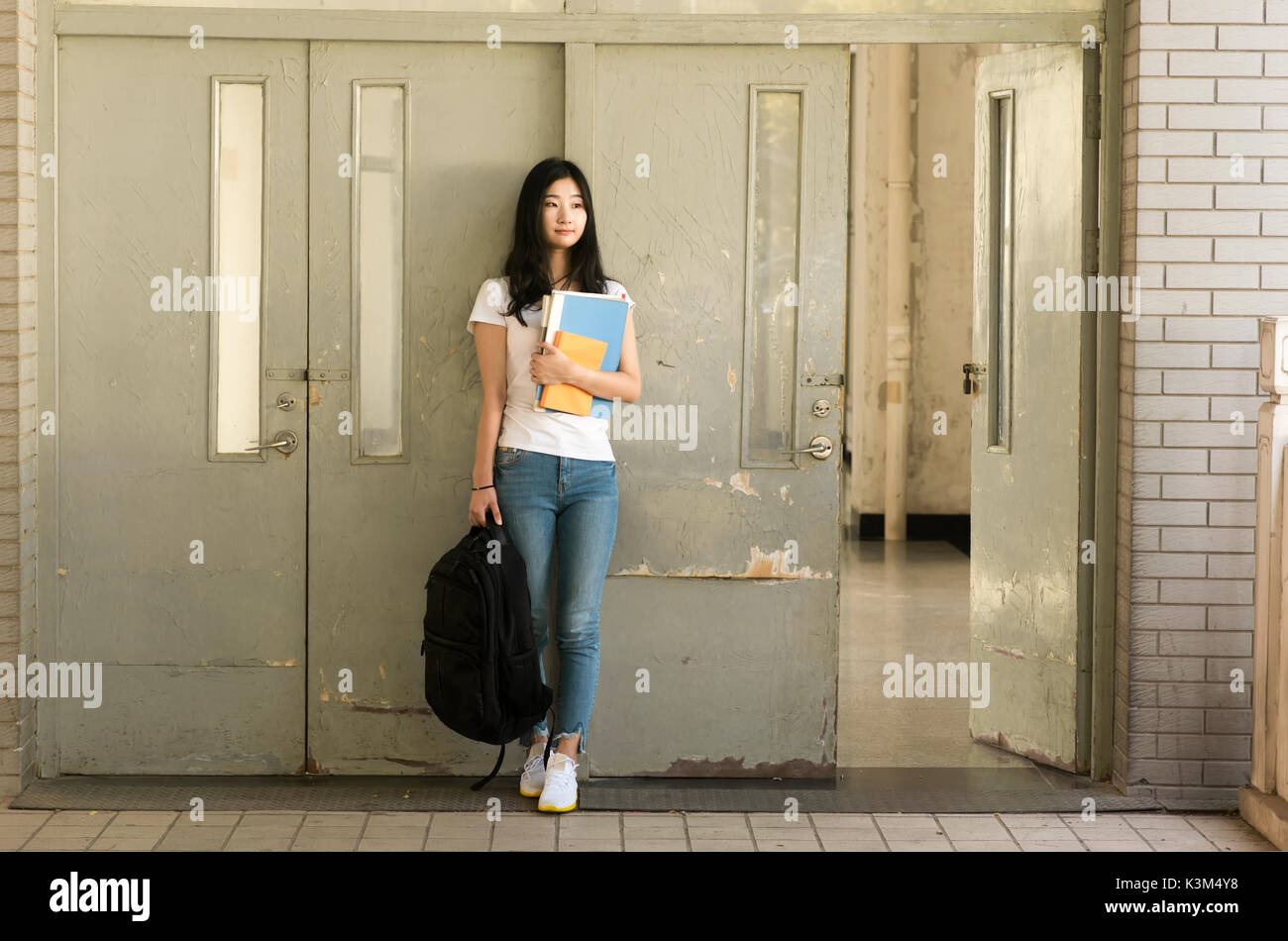 Felice di asian studente di college presso il campus Foto Stock