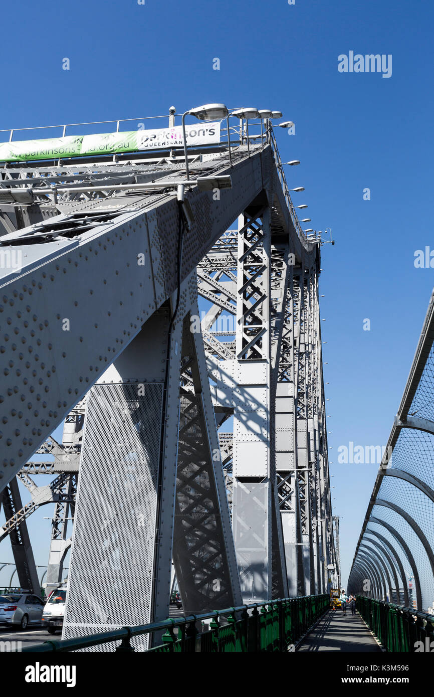 Dettaglio del Ponte Story, un cantilever in acciaio ponte che attraversa il fiume Brisbane e portante vehicular, bicicletta e il traffico pedonale a Brisbane un Foto Stock