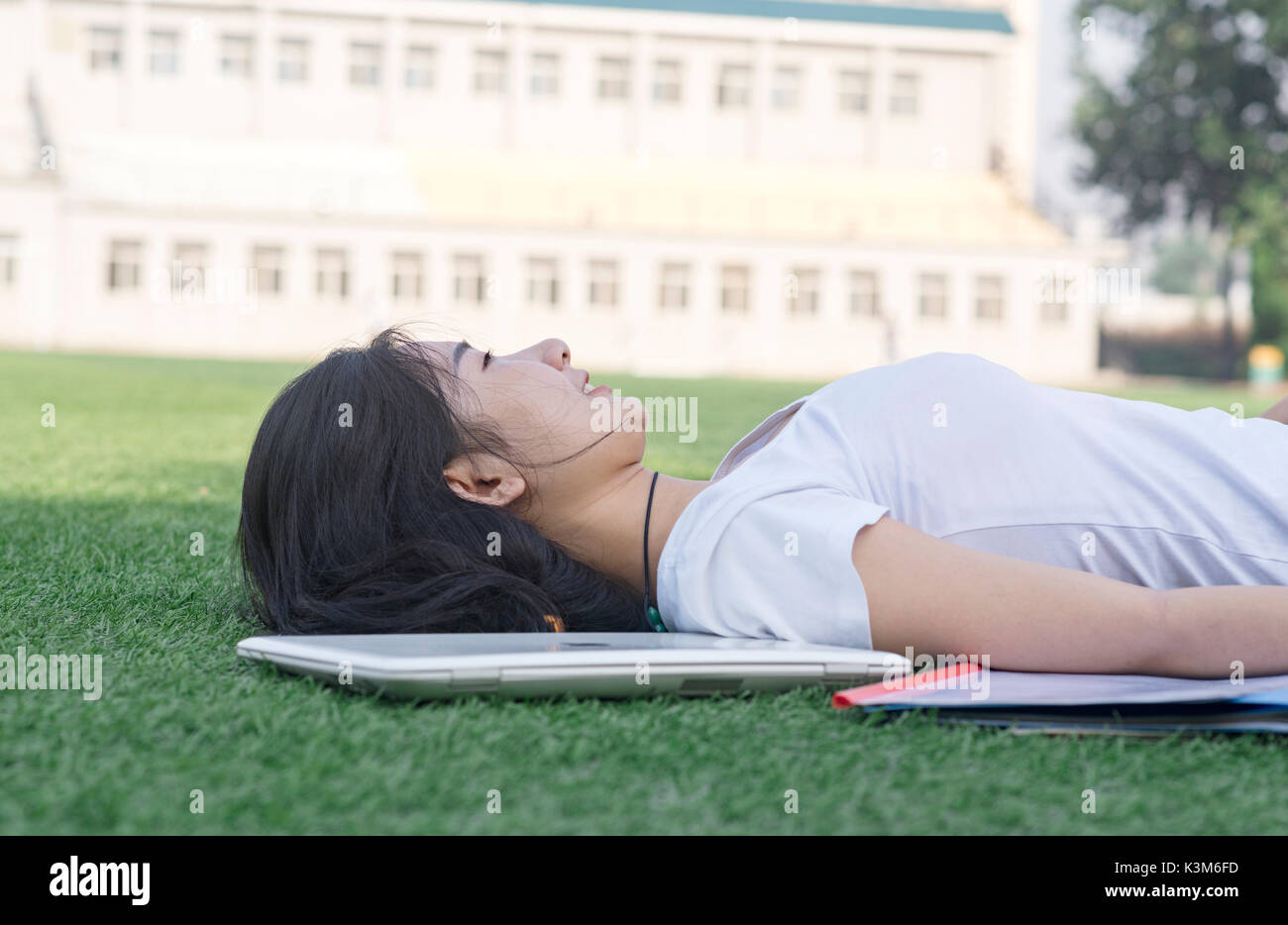 Collegio femminile studenti giacciono sul parco giochi prato a riposo Foto Stock