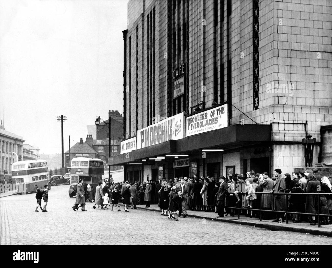 PLAZA, Stockport c.1953 Walt Disney's "malintenzionati delle Everglades" è stato rilasciato nel 1953 ed è stata qui rappresentata in un double bill con "Pinocchio" PLAZA, Stockport c.1953 Walt Disney's "malintenzionati delle Everglades" è stato rilasciato nel 1953 ed è stata qui rappresentata in un double bill con "Pinocchio" Data: Foto Stock