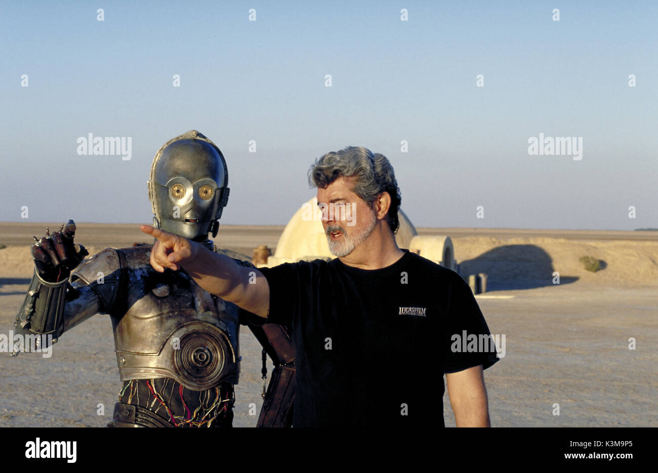 STAR WARS: Episodio II - attacco dei cloni Anthony Daniels come C-3PO, Direttore George Lucas data: 2002 Foto Stock