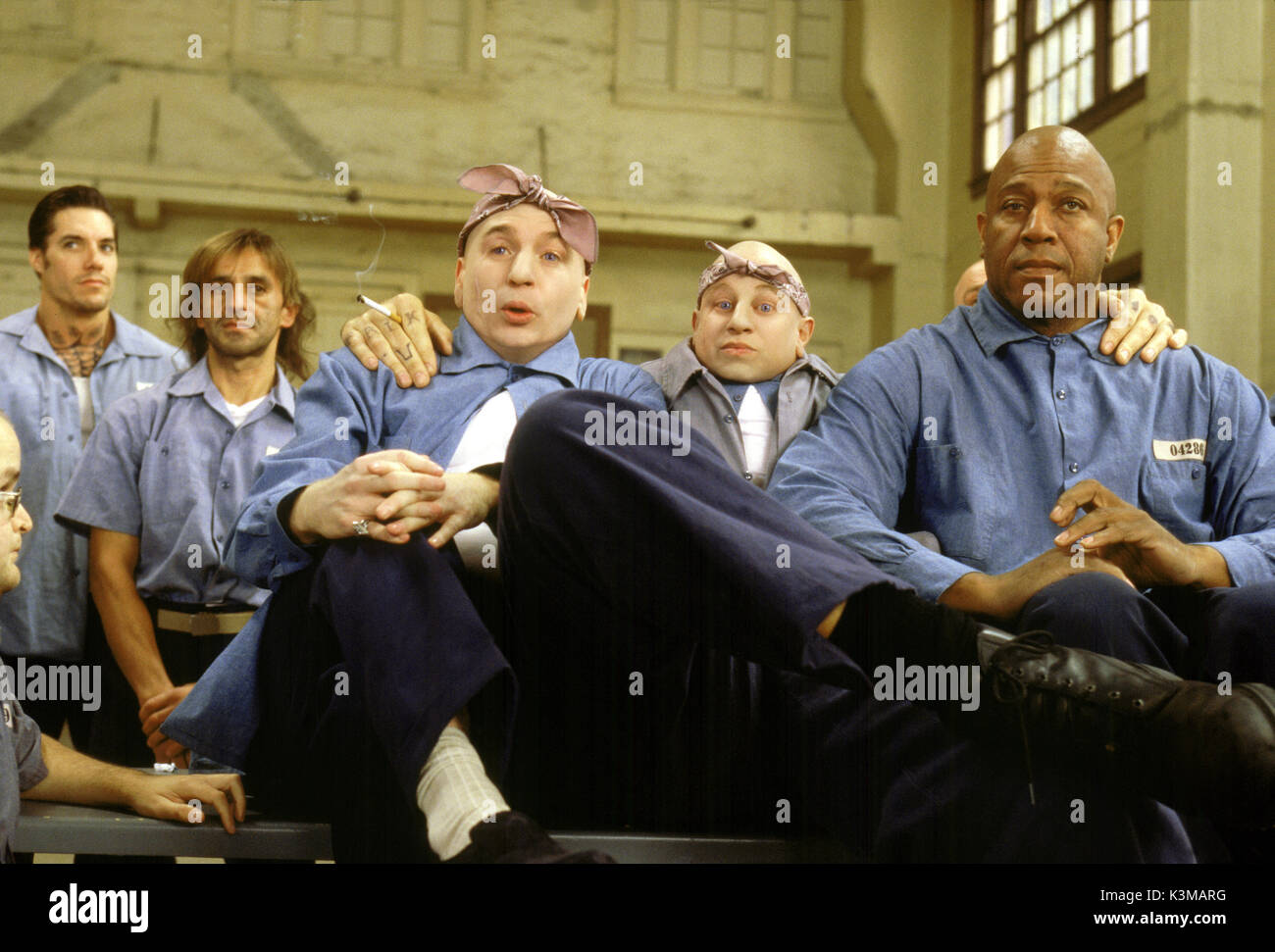 AUSTIN POWERS IN GOLDMEMBER [US 2002] Mike Myers [center, come Dr Evil], VERNE TROYER, TOMMY "tiny' LISTER data: 2002 Foto Stock