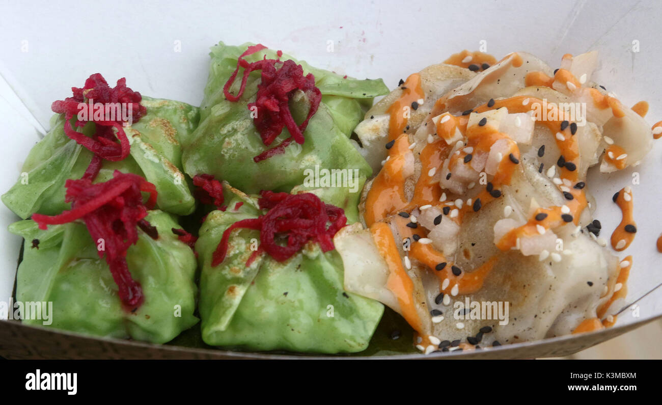 Fresche gnocchi di asiatici, edamame gnocchi di patate e carne di maiale gnocchi ripieni e rabboccato con semi di sesamo, rafano grattugiato e carota Foto Stock