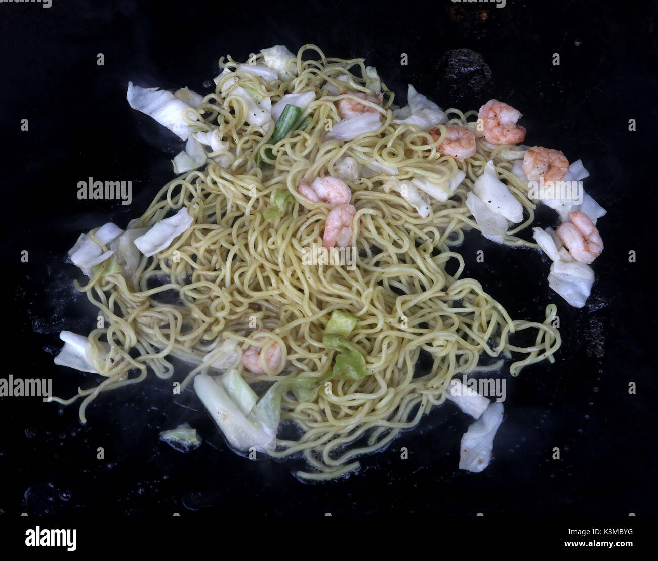 Gamberetti Yakisoba Stir Fry fatta con gamberi alla griglia con STIR FRY noodles e il cavolo per la cottura sulla griglia Foto Stock