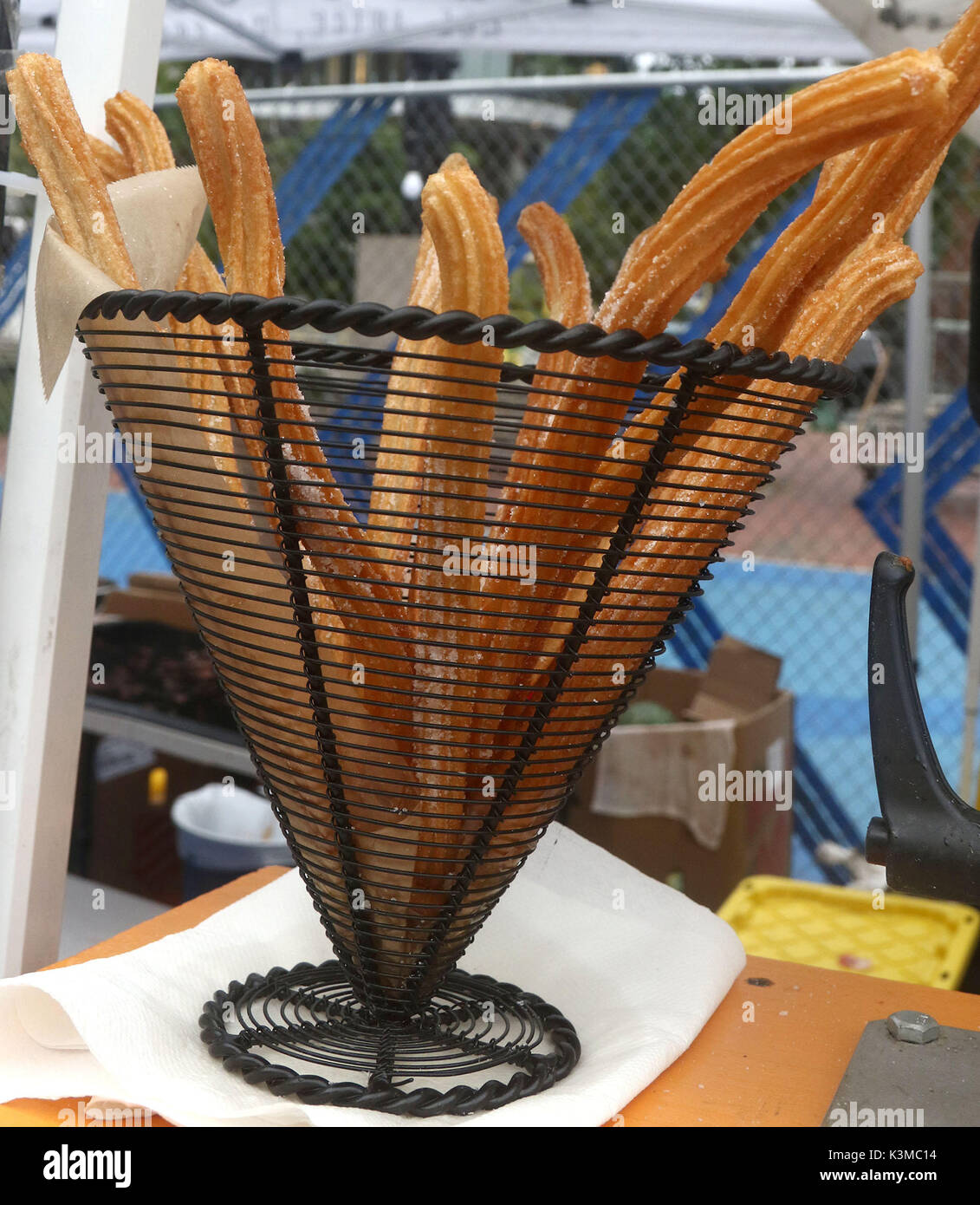 Churros in un cestello di metallo Foto Stock