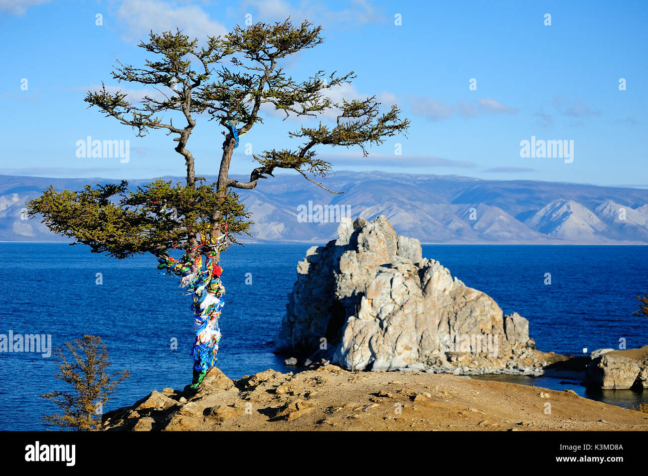 Albero dei Desideri su Capo di burhan di olkhon island sul lago Baikal, Russia. Foto Stock