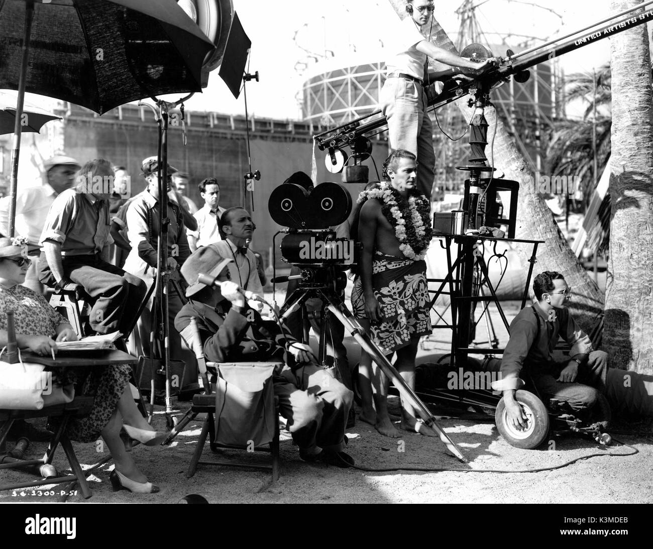 L'uragano ci [1937] Direttore John Ford [center, faccia parzialmente oscurata da un microfono], cineasta BERT GLENNON [center, indossando il filtro bow tie], JON HALL data: 1937 Foto Stock