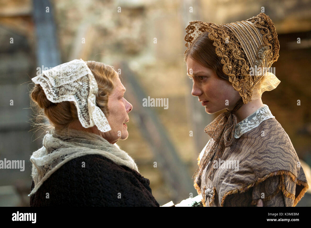 JANE EYRE [BR / US 2011] [L-R] Judi Dench come la signora Fairfax, MIA WASIKOWSKA come Jane Eyre data: 2011 Foto Stock