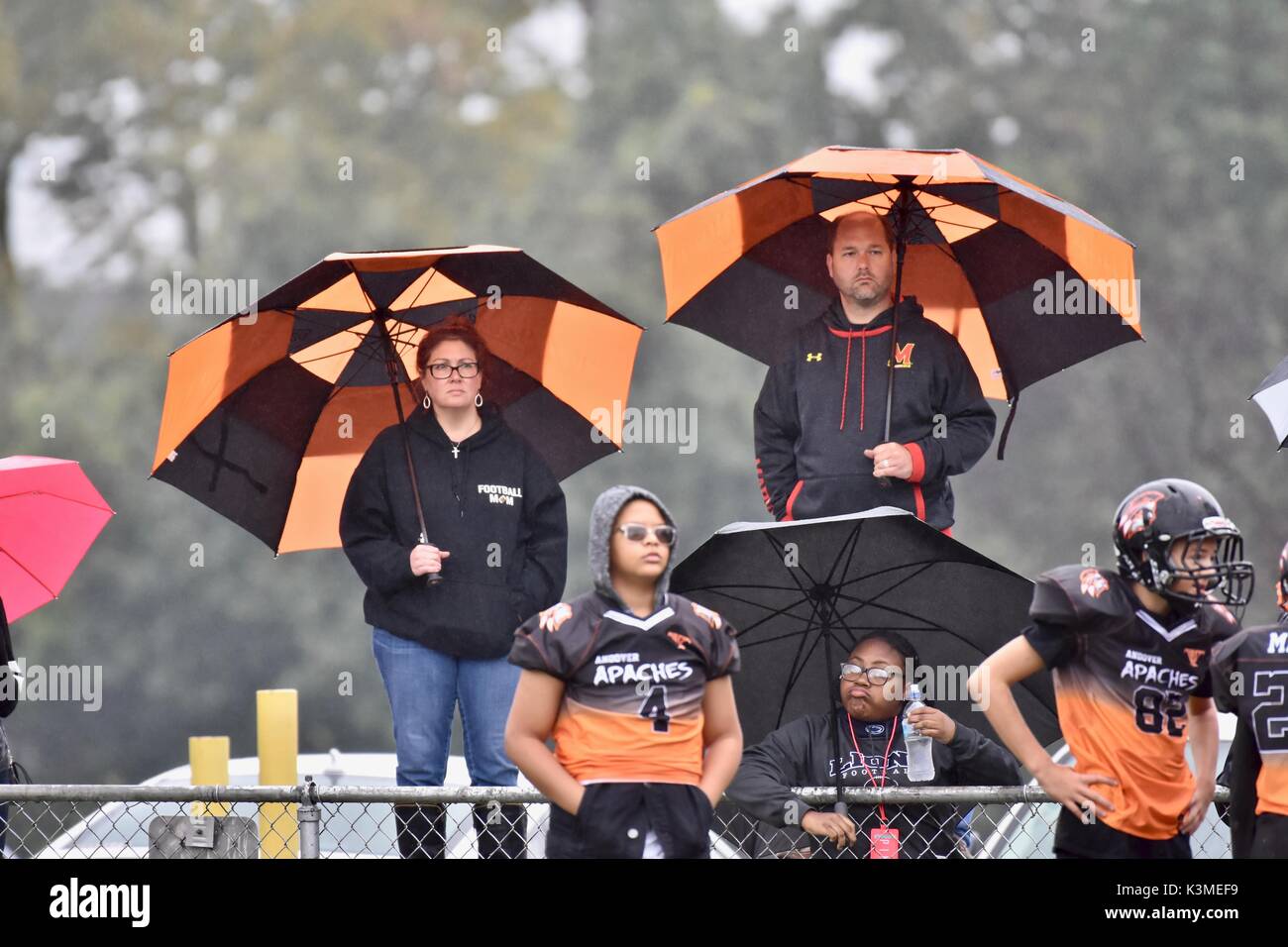 Gli appassionati di sport con ombrello in un giorno di pioggia Foto Stock