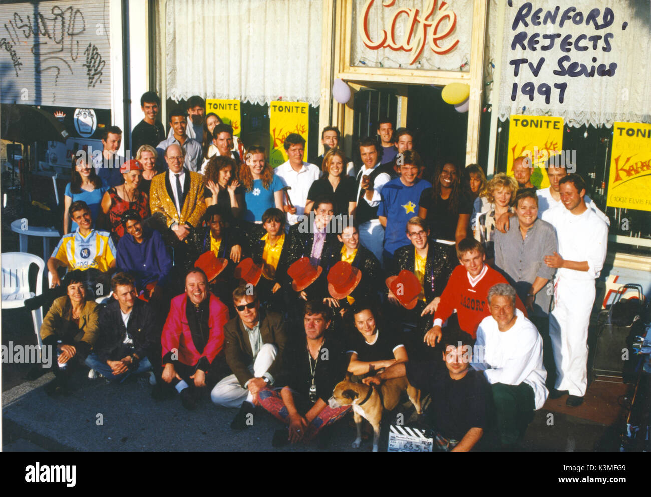 RENFORD RESPINGE [BR SERIE TV 1998] Il cast e la troupe compresi: [terza fila] ragazza di continuità RENEE GLYNNE [secondo da sinistra] [fila anteriore L-R] attore ALEX NORTON [terzo da sinistra], produttore STEVEN BAWOL, cineasta PIERRE BOFFETY data: 1998 Foto Stock