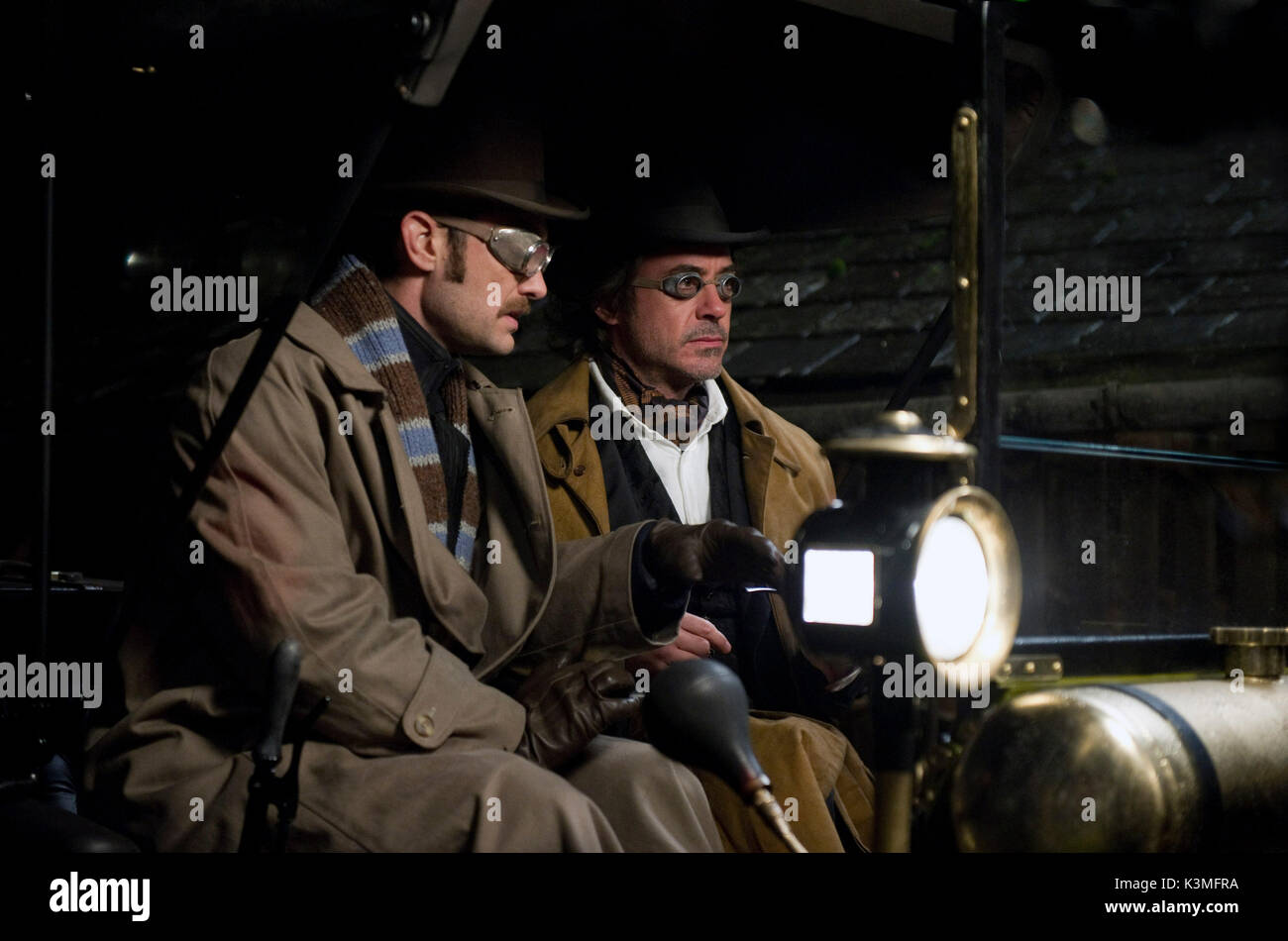 SHERLOCK HOLMES: un gioco di ombre [L-R] Jude Law come Dr James Watson, Robert Downey Jr come Sherlock Holmes Foto Stock